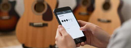 Como afinar violão no celular usando aplicativos Android
