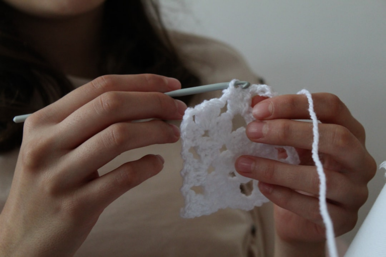 woman in white long sleeve shirt holding white cotton — Foto por Lucia Macedo na Unsplash