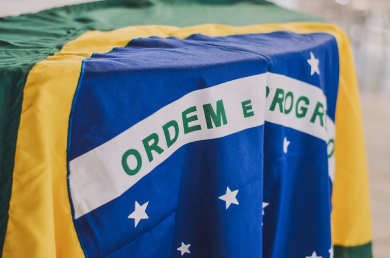 Brazillian flag — Foto por Rafaela Biazi na Unsplash