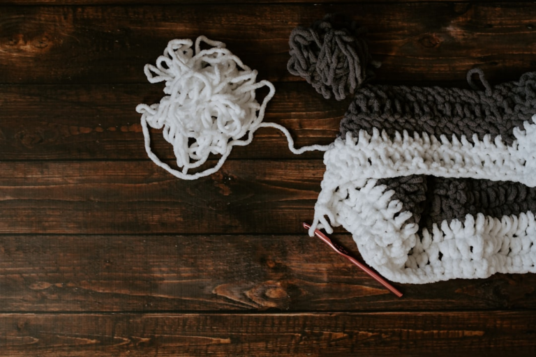 white and gray knit apparel — Foto por Kelly Sikkema na Unsplash