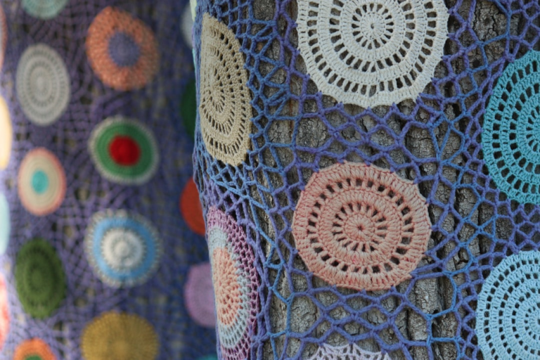 blue and multicolored textile — Foto por Şeymanur Acar na Unsplash
