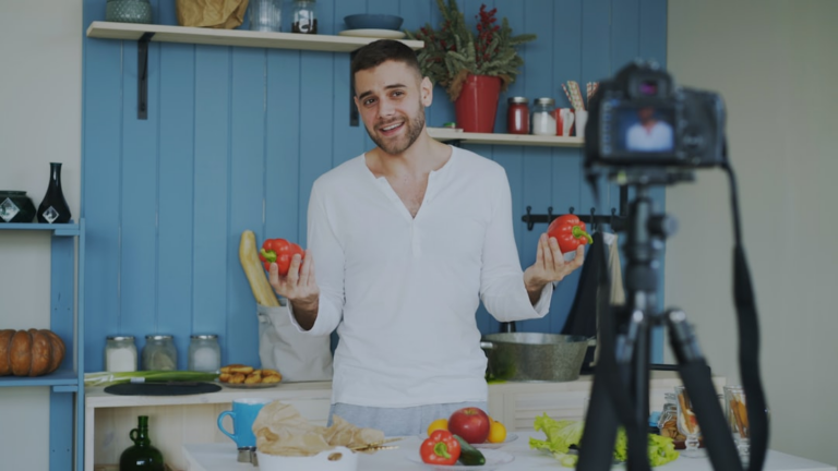 Man holding red peppers in a kitchen. — Foto por Vitaly Gariev na Unsplash