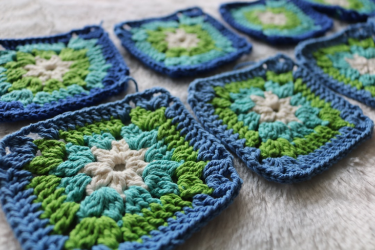 green white and yellow knit textile — Foto por JOONY na Unsplash