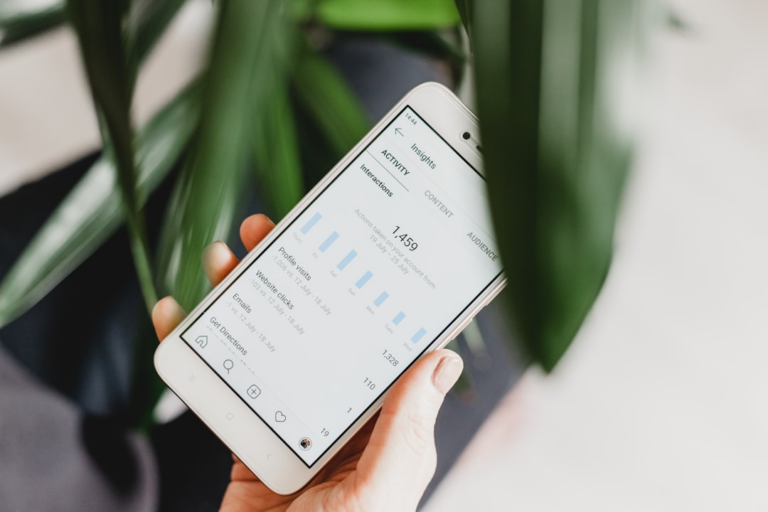 person using Android smartphone — Foto por Georgia de Lotz na Unsplash