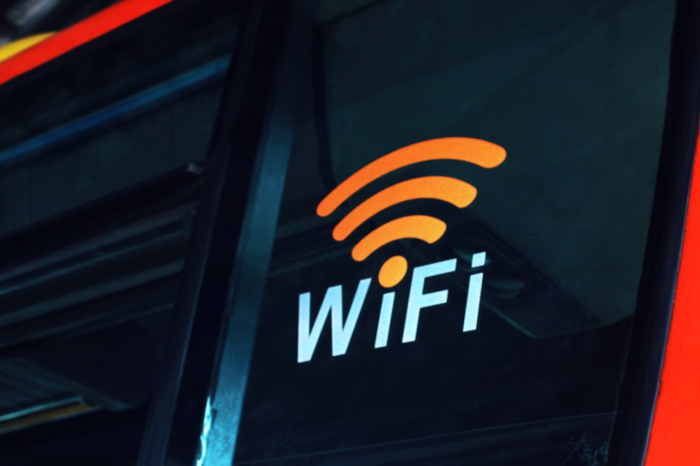 a close up of the wifi logo on the side of a bus — Foto por Dreamlike Street na Unsplash