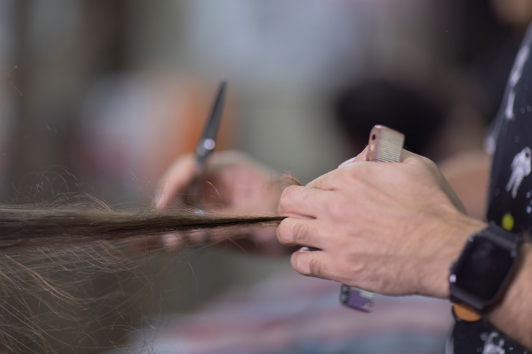 woman holding pen and writing on paper — Foto por mostafa meraji na Unsplash