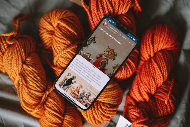 a person holding a cell phone — Foto por DaryaDarya LiveJournal na Unsplash