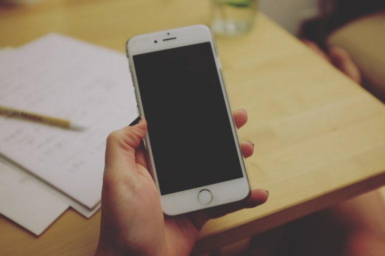 person using silver iPhone 6 — Foto por Ana Bernardo na Unsplash
