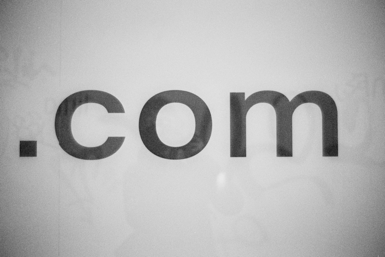 a black and white photo of the word comm — Foto por Markus Spiske na Unsplash