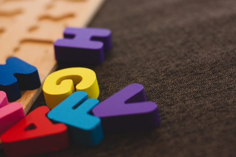 alphabet learning toy on gray apparel — Foto por Ryan Wallace na Unsplash