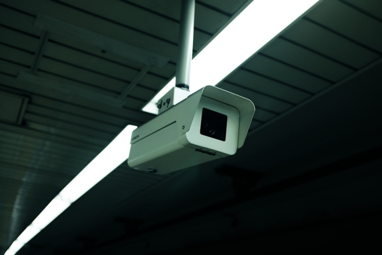 white security camera — Foto por Alex Knight na Unsplash