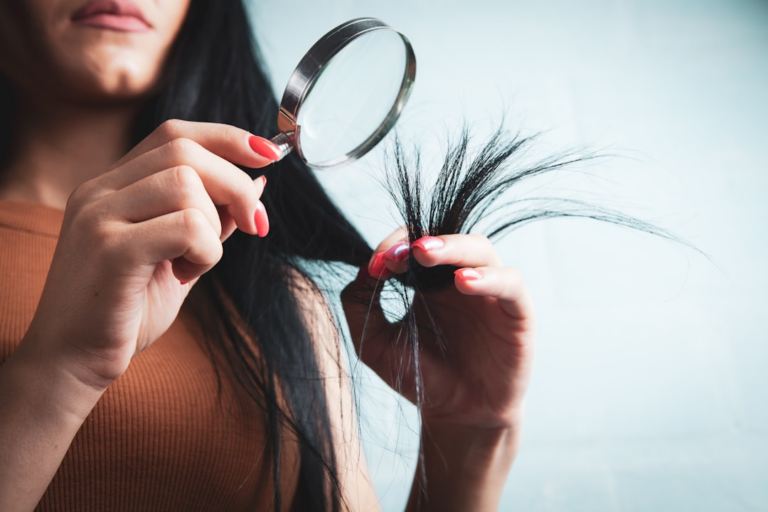Woman examining split ends of hair with magnifying glass — Foto por Sasun Bughdaryan na Unsplash