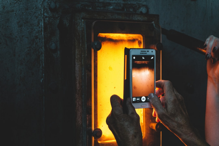 person taking picture with white smartphone — Foto por Jonathan Kemper na Unsplash