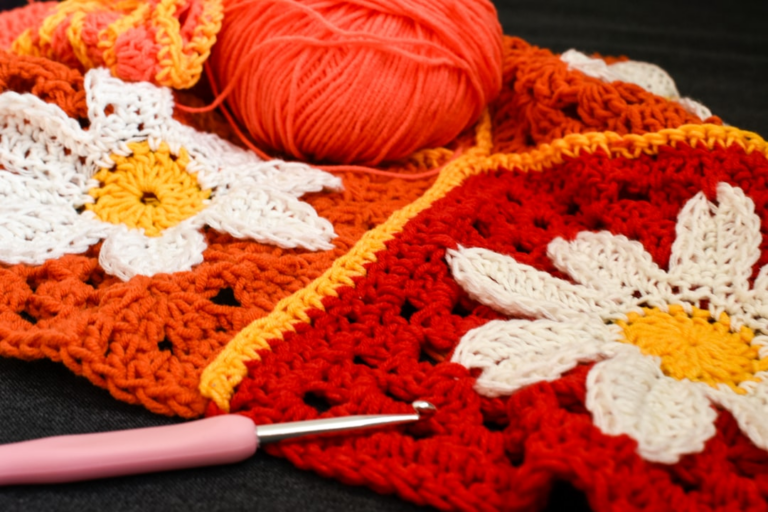 Crocheted squares with yarn and hook — Foto por Nicole Almendrada na Unsplash