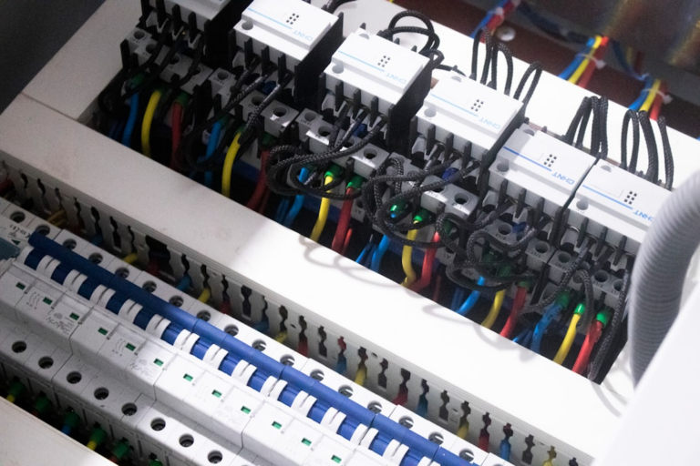 a bunch of wires are plugged into a switch box — Foto por mostafa mahmoudi na Unsplash