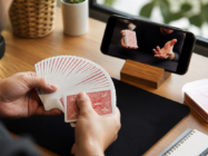 Aprenda truques de cartas e mágica passo a passo