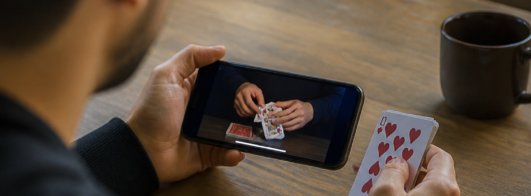 Aprenda truques de cartas e mágica passo a passo