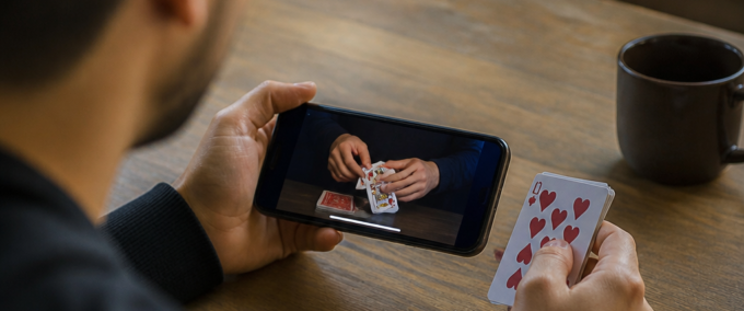 Aprenda truques de cartas e mágica passo a passo