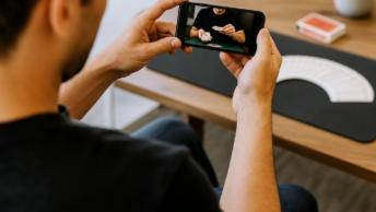 Descubra os melhores apps de mágica para aprender em casa