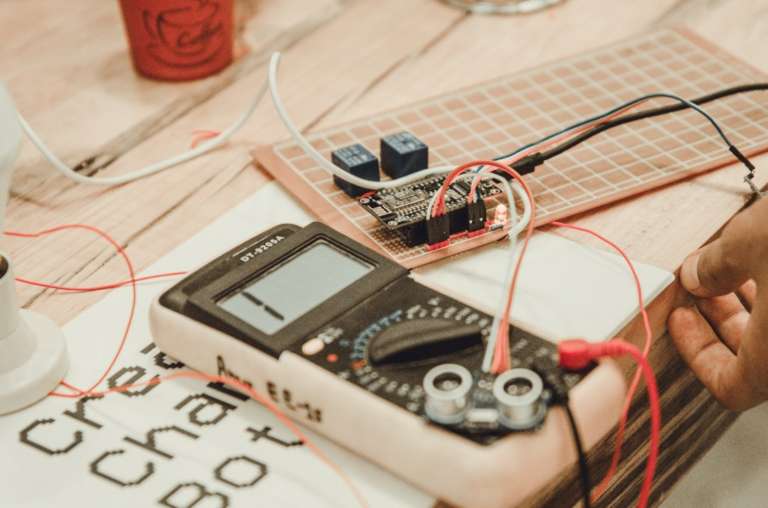 person uses white multimeter — Foto por Shirish Suwal na Unsplash