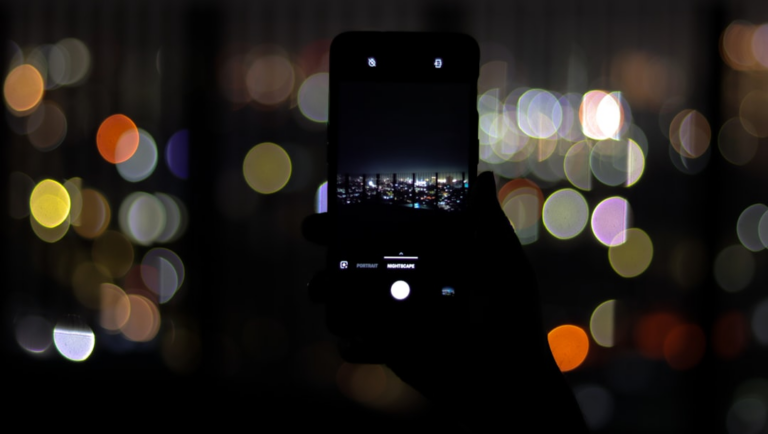 Android smartphone and boke lights — Foto por Lukenn Sabellano na Unsplash